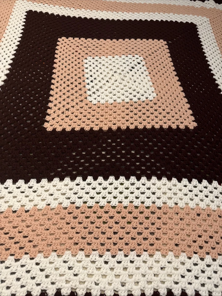 Manta de abuela cuadrada hecha a mano de ganchillo marrón/blanco/rosa de 5 pies X 5 pies Foto 3 de 4