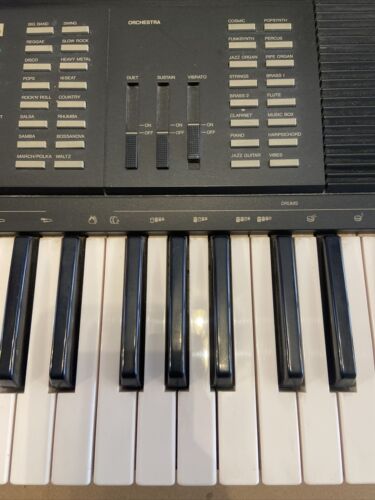 Vintage 1986 YAMAHA PORTATONE PSR-31 Tastiera PCM STEREO 61 Tastiere BASSO AUTO Nero - Foto 9 di 12