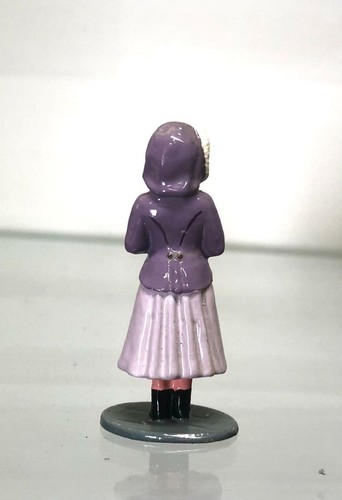 Flower seller seated with mother & child purchasing flowers, 54MM SCALE SPECIAL - Picture 8 of 12