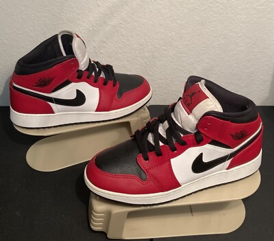 Jordan 1 Mid Chicago Black Toe GS Size 7Y Men