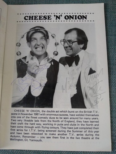 Signed Happy Holiday Souvenir Programme - Wellington Theatre, Great Yarmouth - Picture 2 of 5