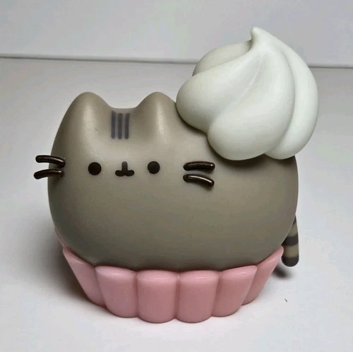Pusheen Box Exclusive Vinyl Figure - Cupcake Pusheen (Winter 2019)