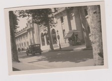 photo ancienne 🎞️ voiture et kiosque à journaux, rue années 30