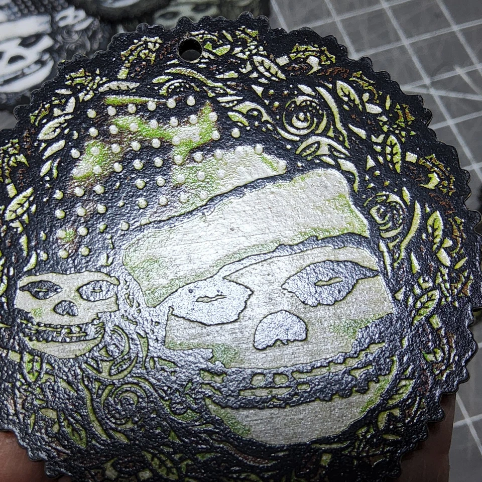 Chapéu de Papai Noel carmesim crânio grinalda ornamento corte a laser Natal punk arte gótica - Imagem 3 de 4