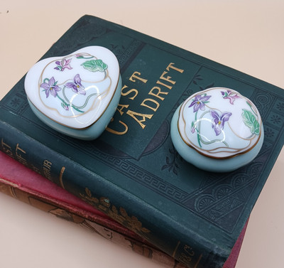 Zwei Limoges Castel Fail Hauptschmuck / Pillendosen 1x herzförmig & 1x rund
