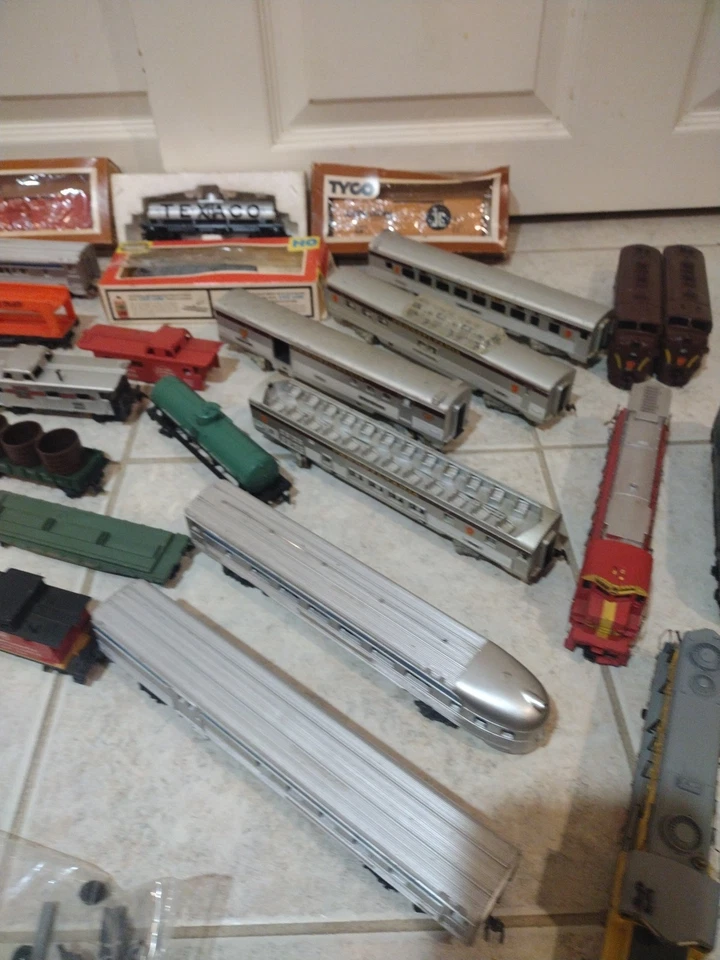 Vintage TYCO HO Scale Model Train Lot Of 29 Carts And Locomotives. - Image 3 of 4