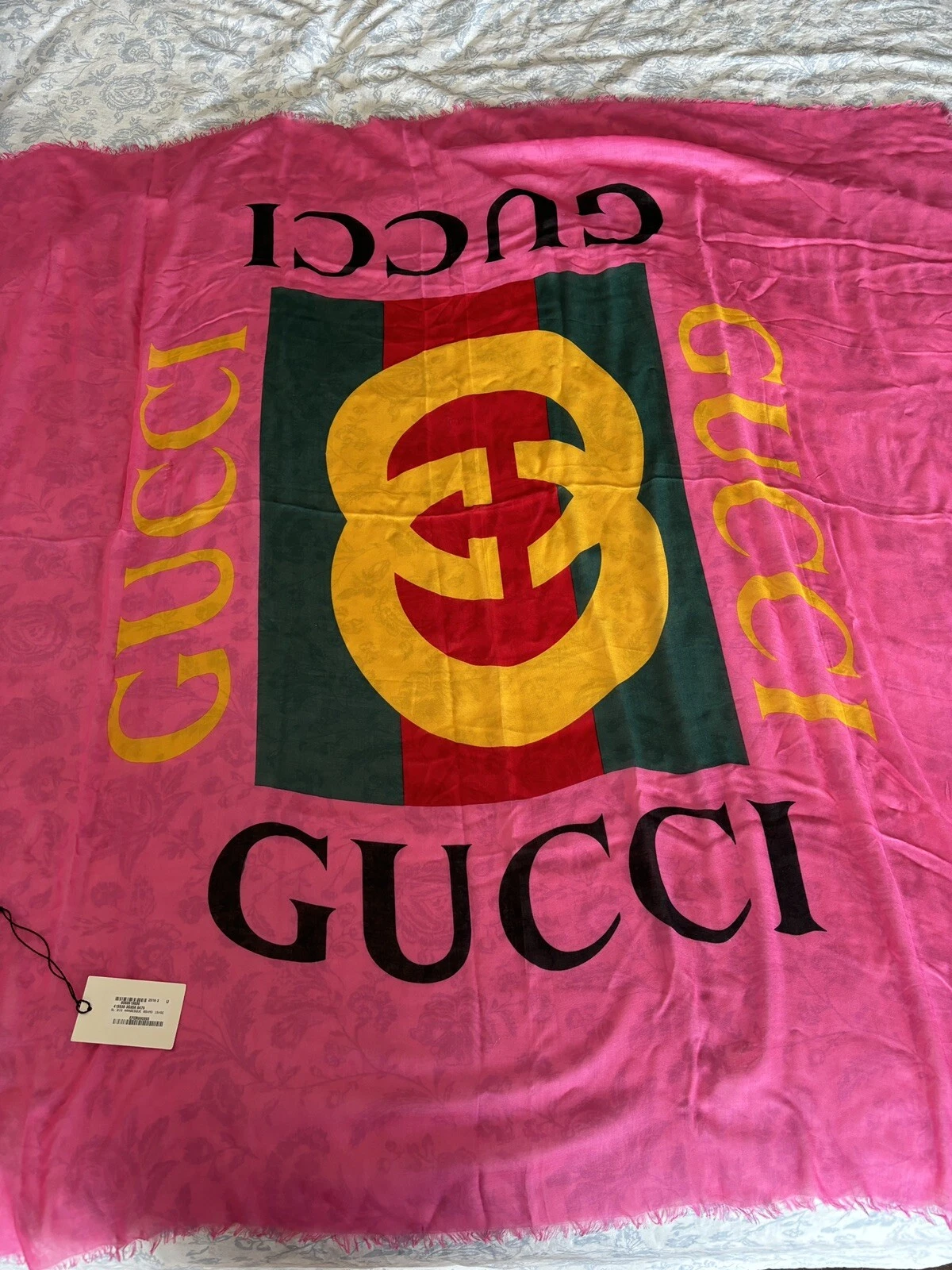 Foulard femme Gucci GG édition limitée rose vif 55 pouces x 55 pouces images peuvent