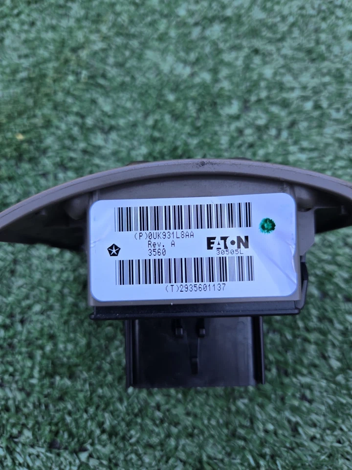 01-05 Interruptor de control de ventana principal Chrysler PT Cruiser color marrón 0UK931L8AA Foto 3 de 4