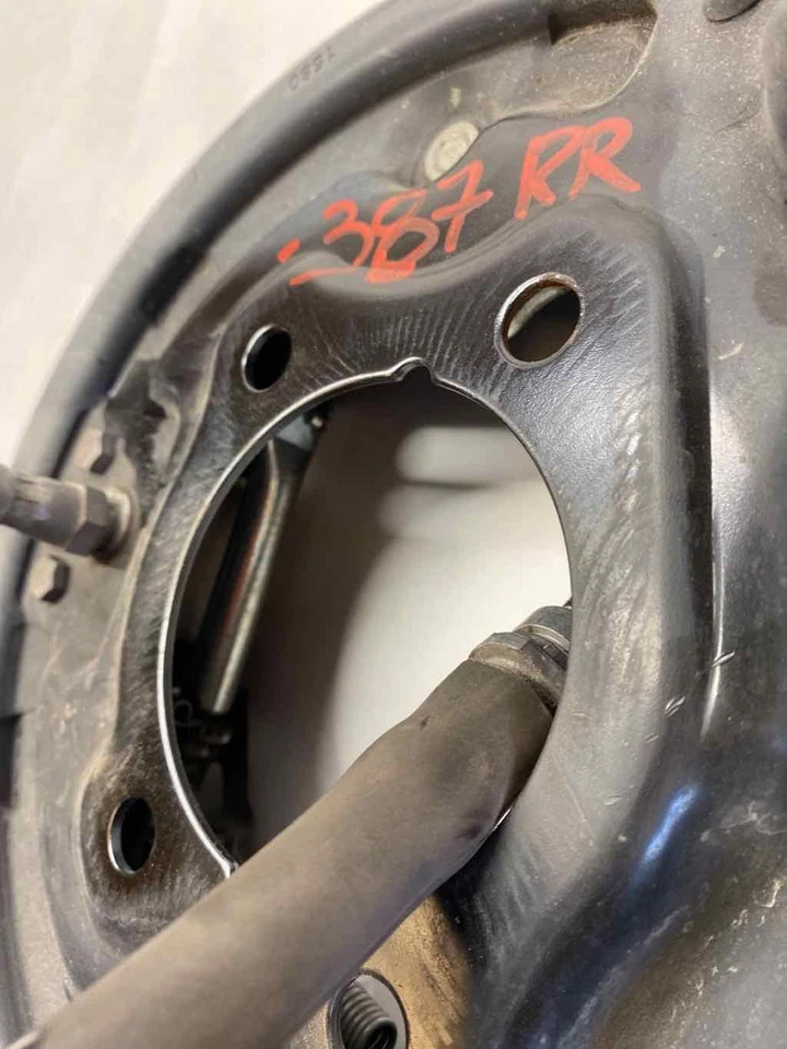 Ford Focus 2014 placa de respaldo de freno trasero protector contra salpicaduras lado derecho derecha T Foto 3 de 4