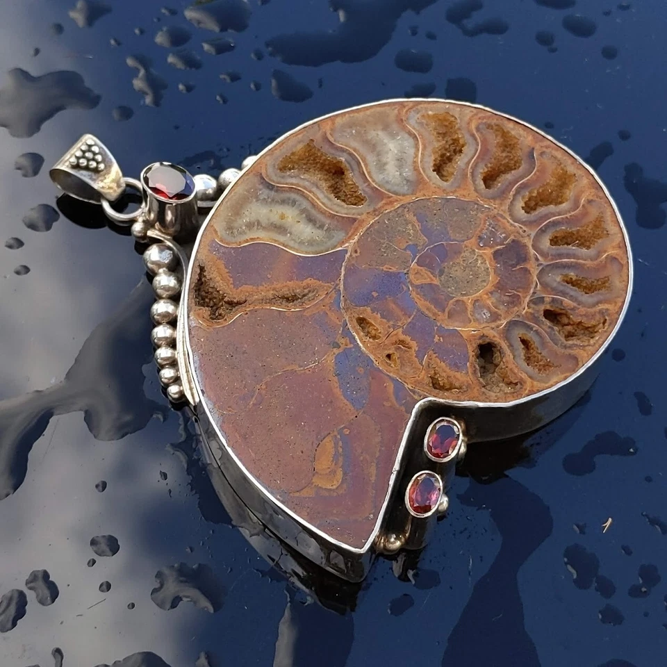 Colgante extra grande fósil de amonita de plata de ley marrón rojo corte granates Foto 2 de 4