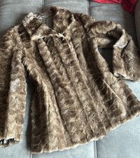 Wick Mantel aus braunem Nerzfell.