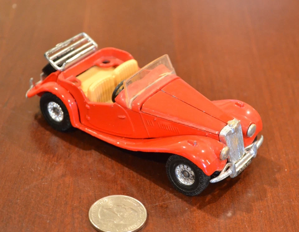 CORGI DIECAST 1955 MG TF  MADE IN GREAT BRITAIN RED/TAN LUGGAGE RACK READ - Image 3 of 4
