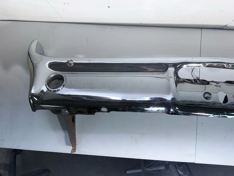 Pontiac Catalina Grand Prix Parisienne 1962 núcleo de parachoques trasero OEM usado Foto 3 de 4