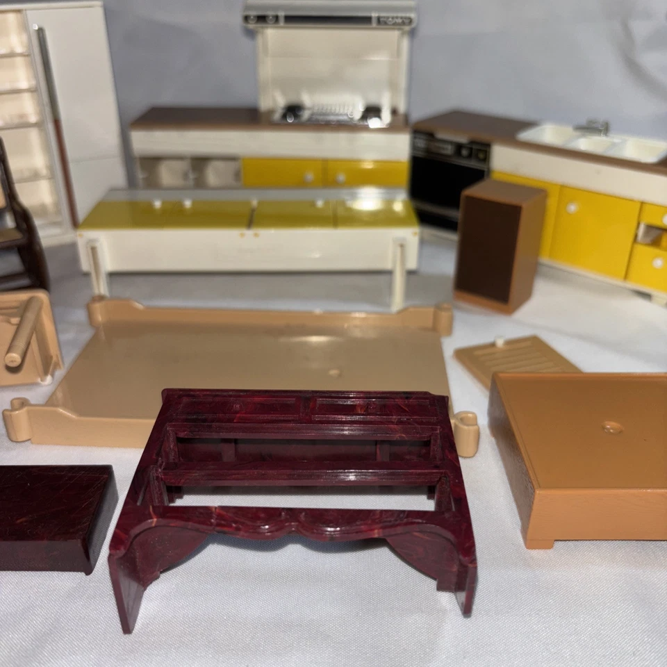 Large Vintage TOMY 1980s Smaller Homes Dollhouse Furniture Lot & Accessories - Image 3 of 4