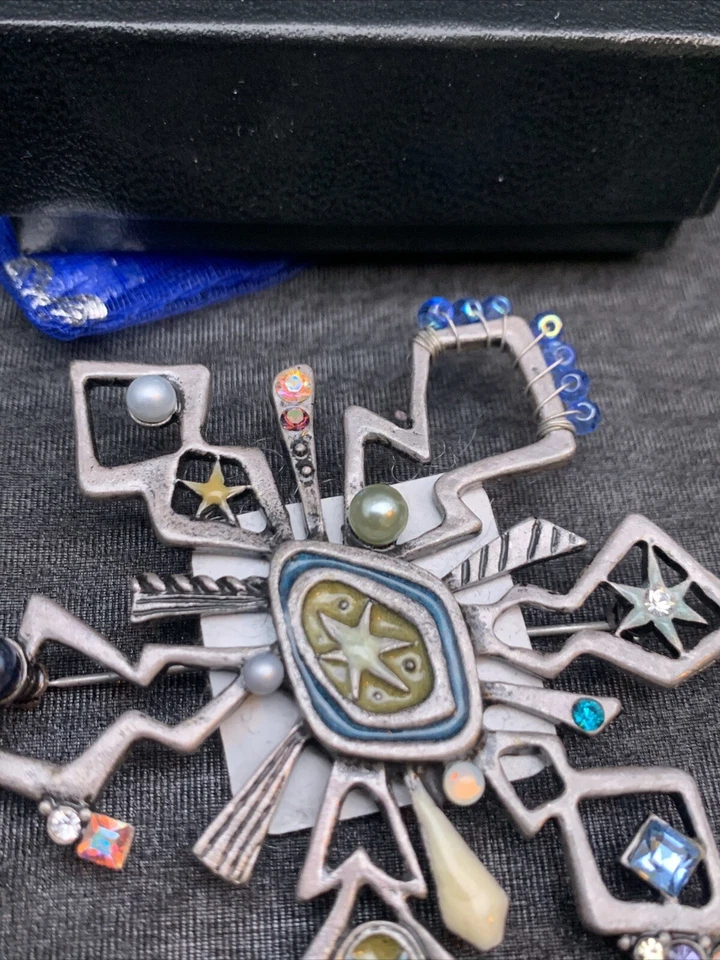 Broche prendedor Chicos detalles azules en tono plateado metal abstracto mariposa y luna Foto 4 de 4