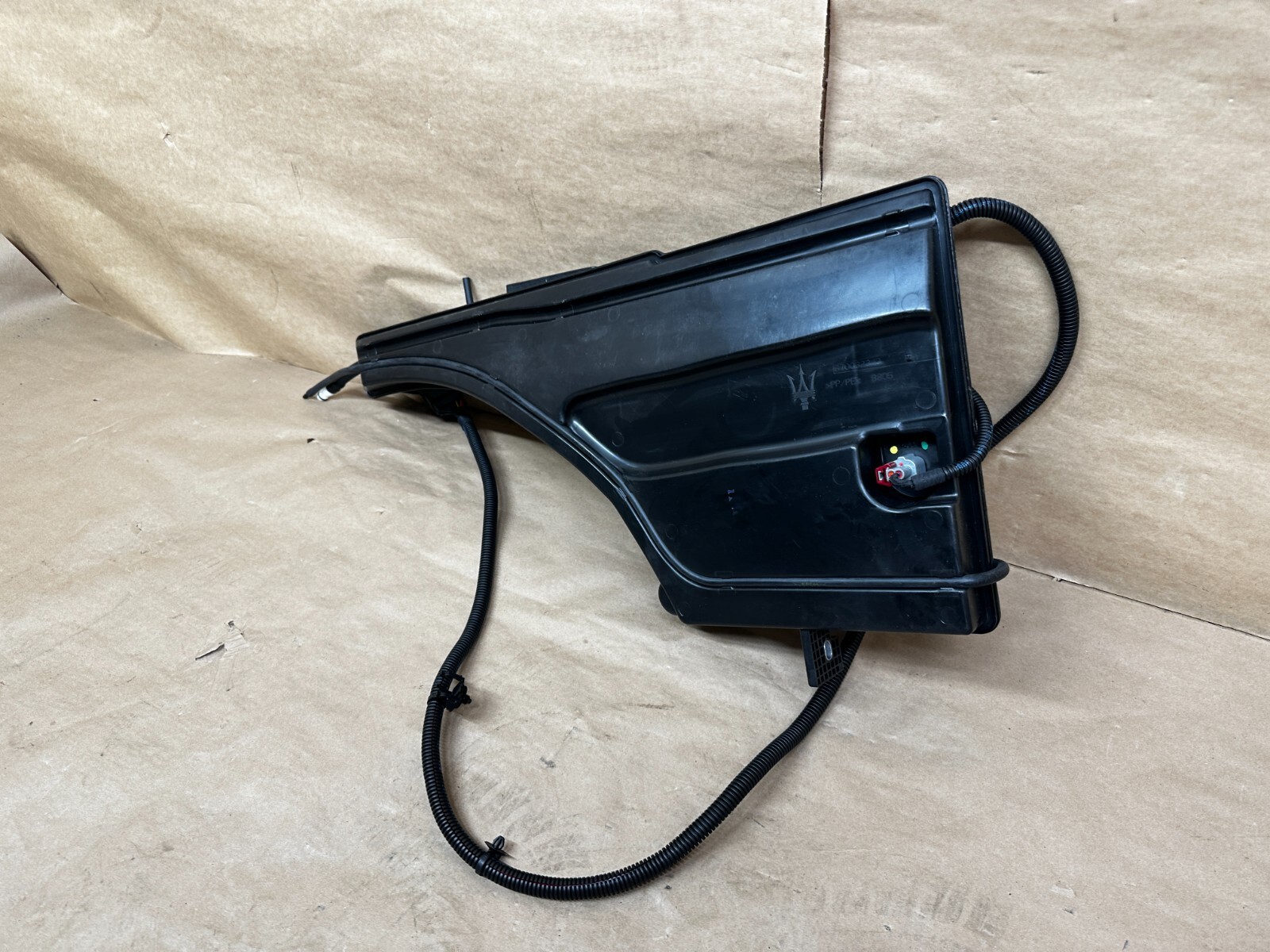 Mint MASERATI LEVANTE WINDSHIELD WIPER WASHER RESERVOIR TANK OEM 2017 - 2020💠