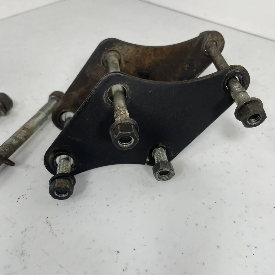 SOPORTE Y PERNOS MONTAJE MOTOR DELANTERO ORIGINAL HONDA CB200 CB200T 74 75 76 Foto 2 de 3