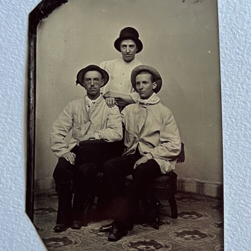 Antigua fotografía Tintype encantadora hombre y mujer joven clase trabajadora ocupacional - Imagen 1 de 9