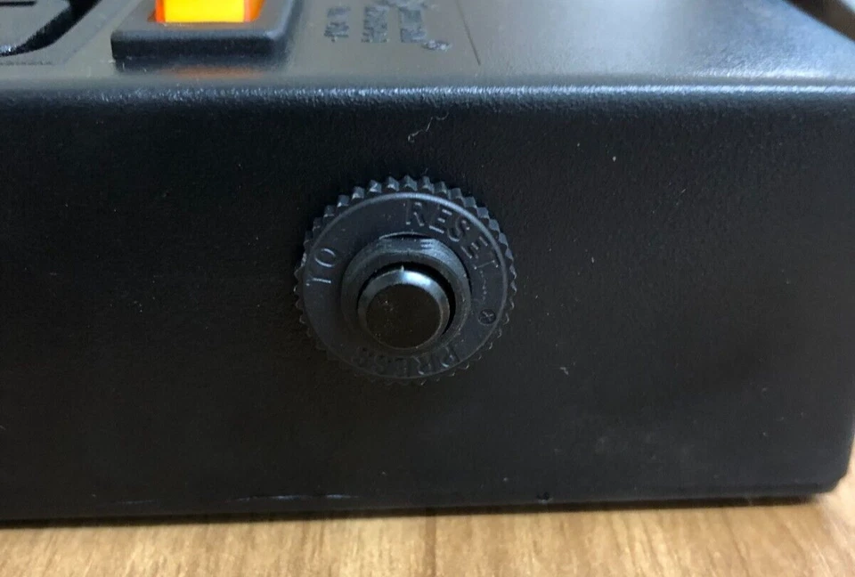 Well Shin WS-045-0-4 IEC Power Strip 10A 250V Board 1 to 4 with Switch - Image 4 of 4