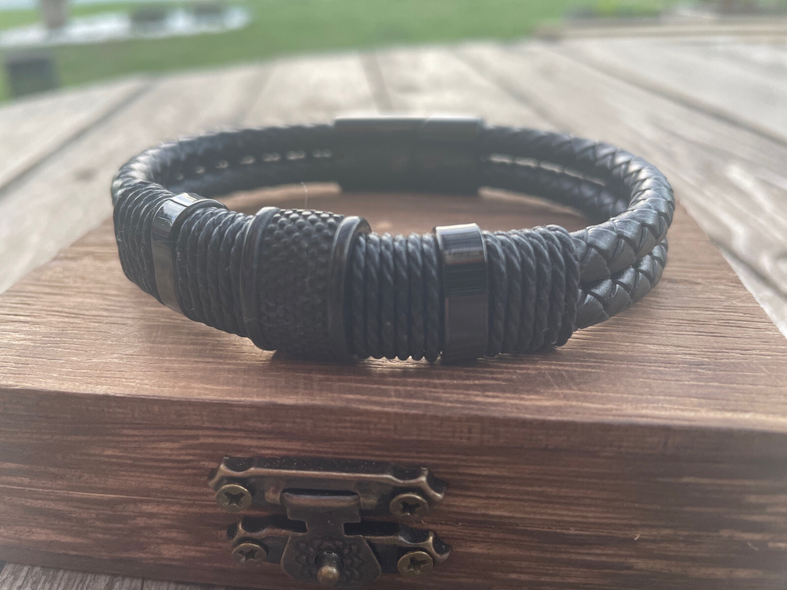 Bracelet tout noir cuir double viking Ragnar avec symboles gravés et boîte