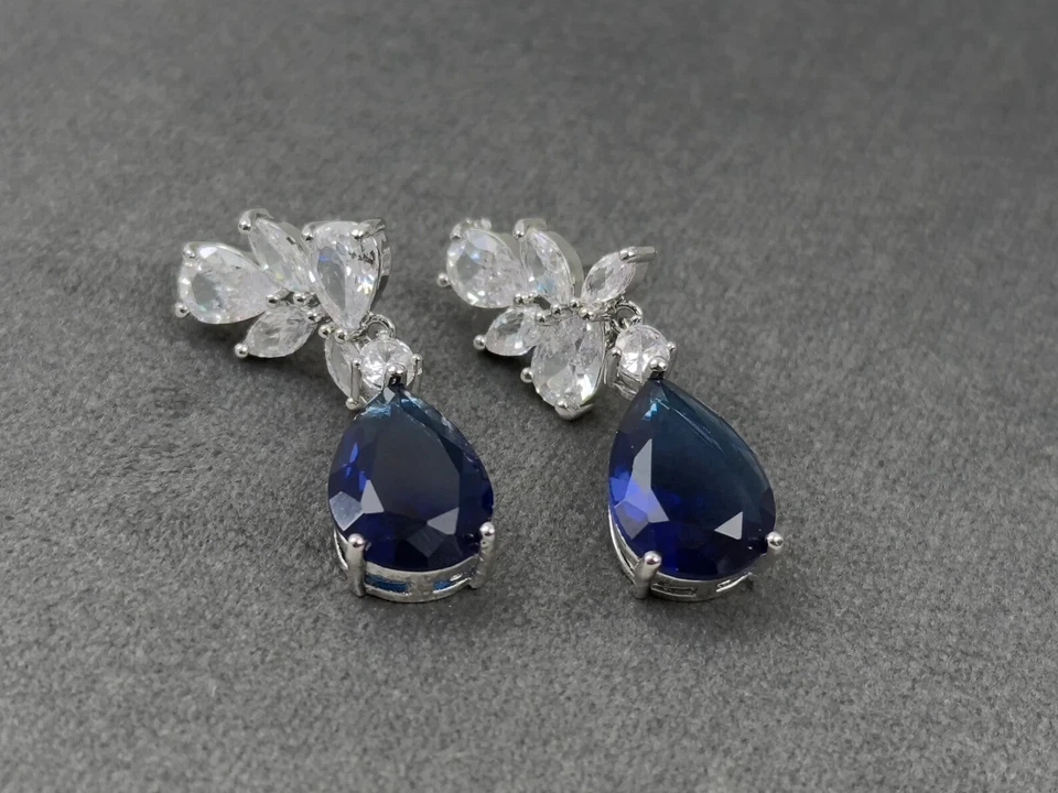 Pendiente colgante/gota de zafiro azul simulado corte pera de 4 quilates enchapado en oro blanco de 14 k Foto 4 de 4