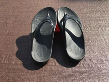 OOFOS black ladies size 5 flip flops