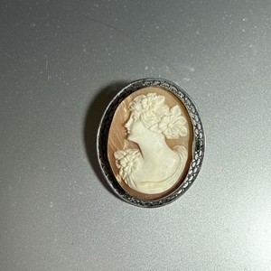 Vintage Left Facing Cameo Brooch