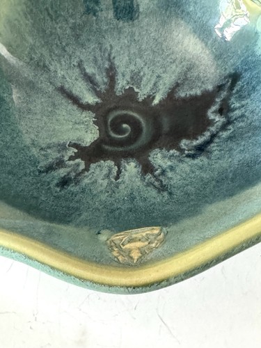 Große handgeworfene Studio Kunst Keramik Schale signiert Tropfglasur Buddha Relief