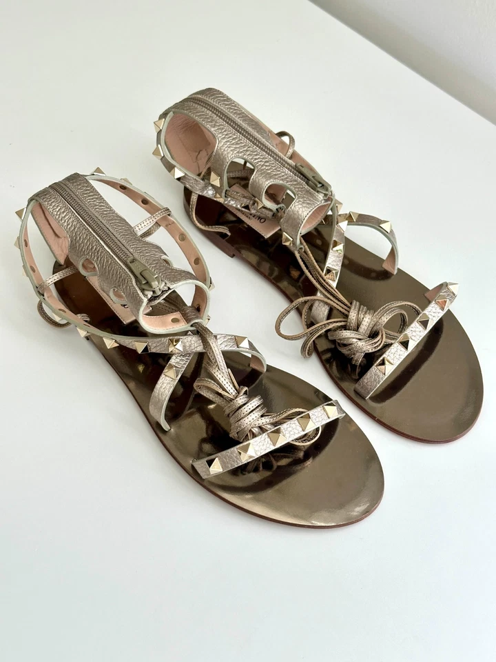 NUEVAS SANDALIAS PLANAS VALENTINO GARAVANI Rockstud plateadas gladiador envolventes al tobillo talla 38 Foto 2 de 4