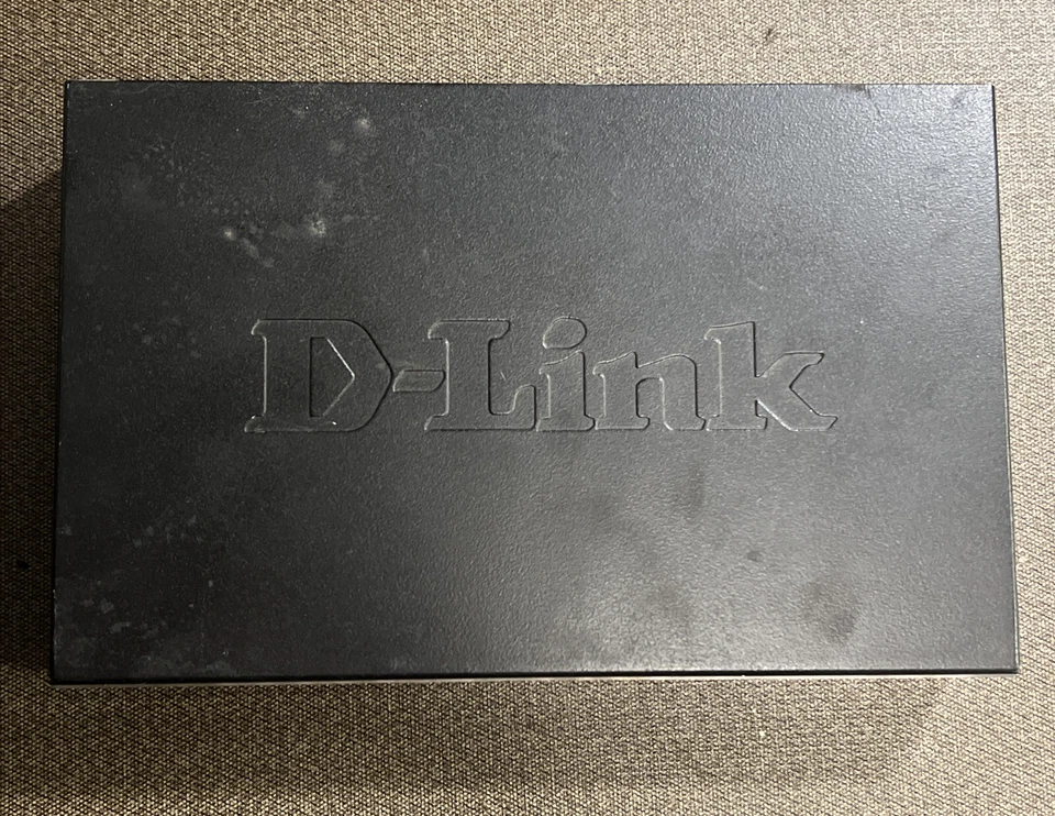 D-Link DSR-250 8-Port Wired Gigabit VPN Router - Image 2 of 4