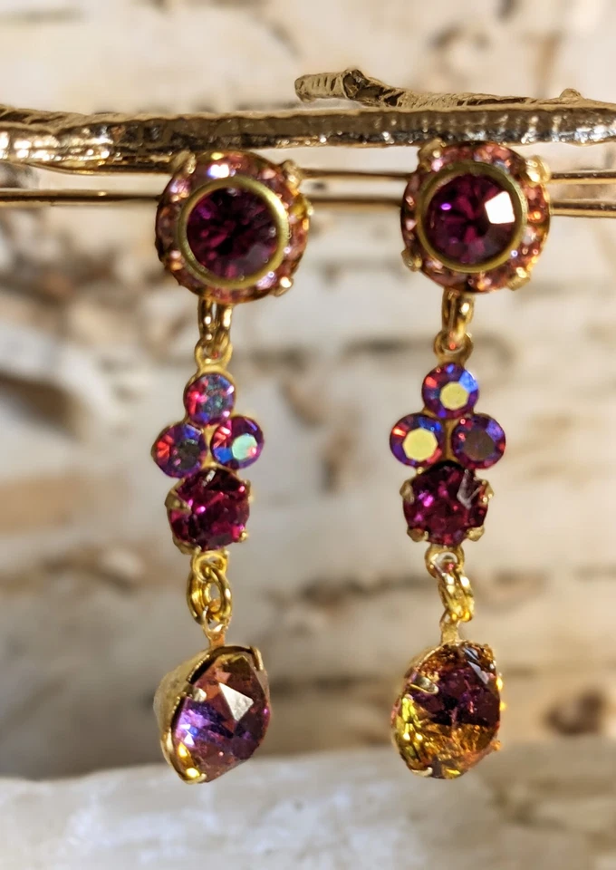 Pendientes desplegables enchapados en oro rosa fucsia AB y flor de cristal de Swarovski  Foto 3 de 4