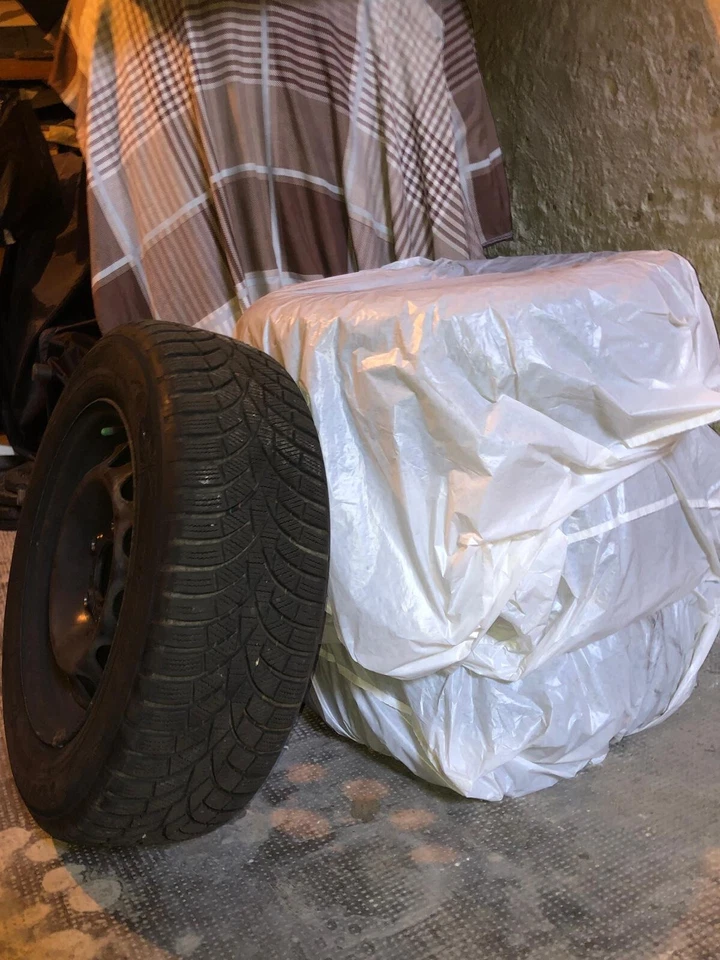 15 Zoll Felgen mit Toyo Reifen und BMW Radkappen - Bild 4 von 4