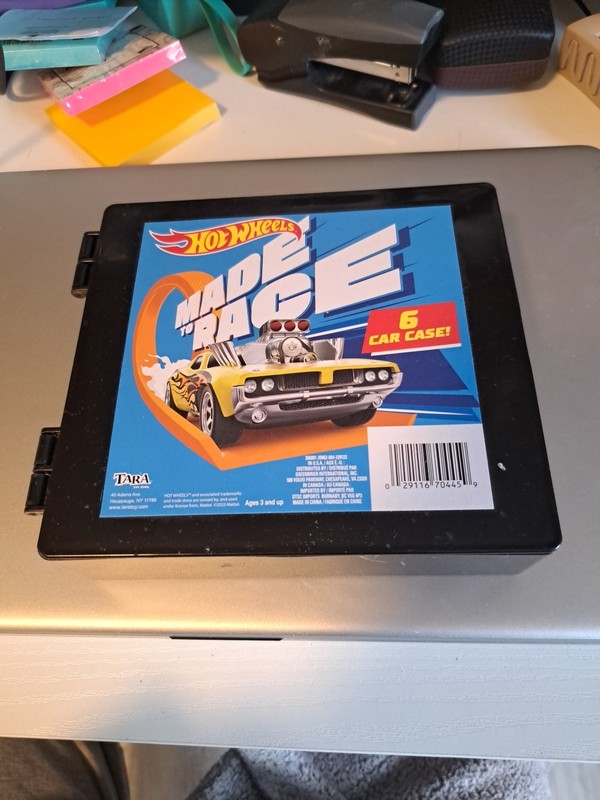 Hot Wheels Made To Race 6 Car Case With 12 Cars Included