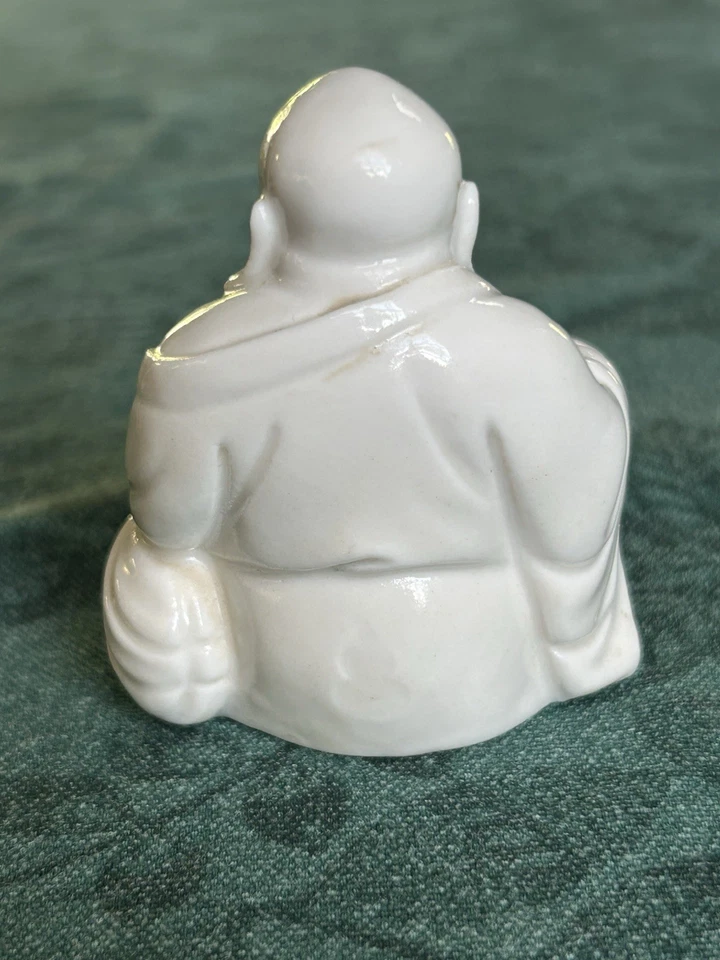 Pequeña estatua china de porcelana blanca Budai Blanc-de-Chine 'Buda de la Risa' Foto 2 de 4
