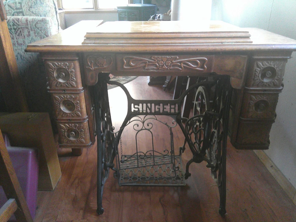 Treadle sewing machine late 1800's - Image 3 of 3