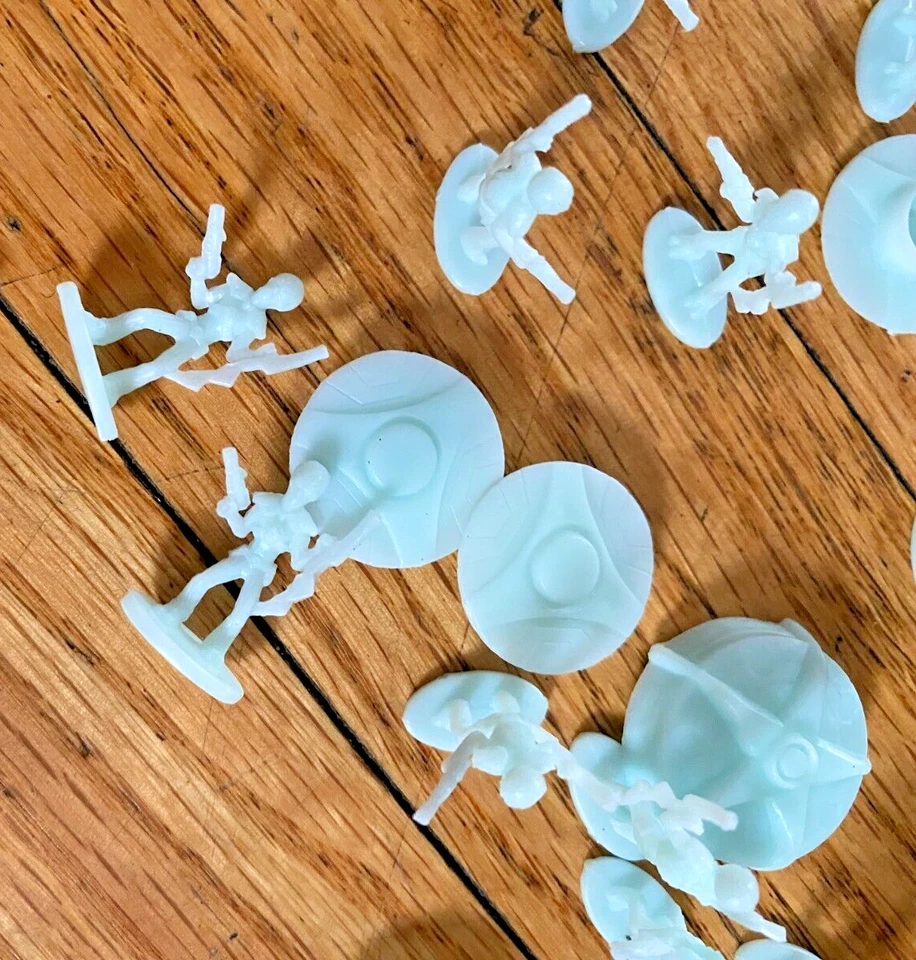 Lote 301 Micro Máquinas Caminantes Blancos Buxom Rubios Ametralladora Coches de Carreras Davy Foto 3 de 4