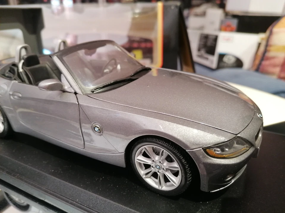 Maisto 1/18 BMW Z4 2002 Grey Met MINT with Box Special Edition Iconic Model! - Immagine 4 di 4