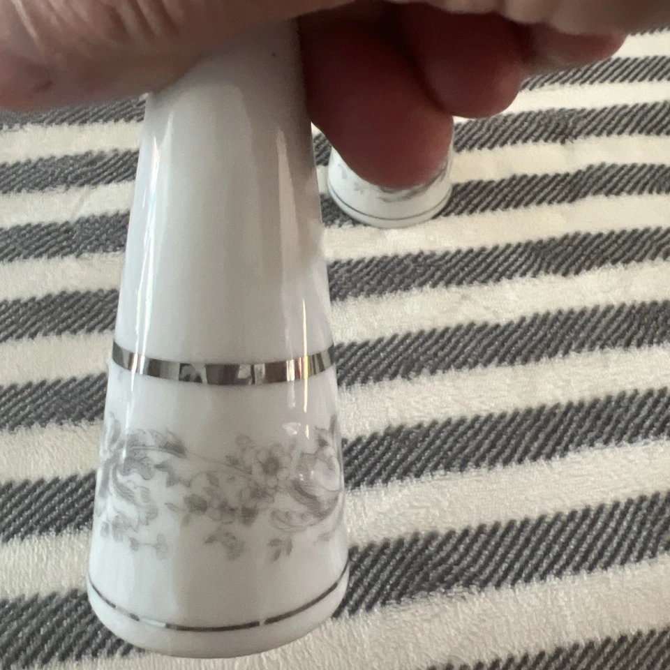 Elegante conjunto de sal e pimenta floral de porcelana feito no Japão - Imagem 3 de 4