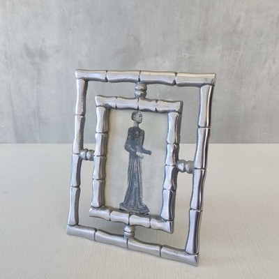 Ein alter skulpturaler grober Bilderrahmen aus Aluminiumgussimitat