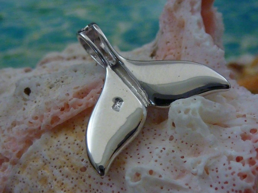 Pingente de prata esterlina lindamente trabalhado baleia fluke (cauda) deslizante incrustado opala - Imagem 2 de 2