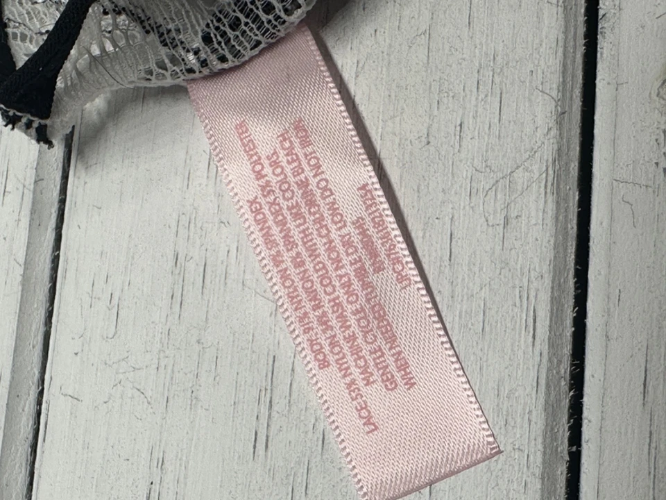 NUEVO CON ETIQUETAS Kohls Candies TANGA Bragas Ropa Interior Para Mujer PEQUEÑA Negro Nylon y Encaje Blanco Foto 4 de 4