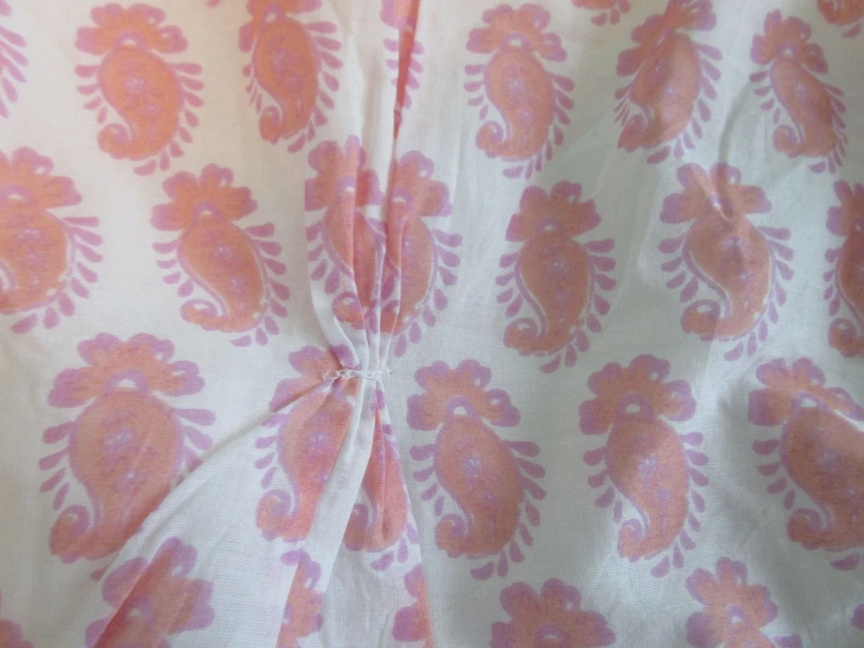 Almohada estándar Pottery Barn Teen rosa cachemir falso pin tuck detalles usado en excelente estado Foto 3 de 4