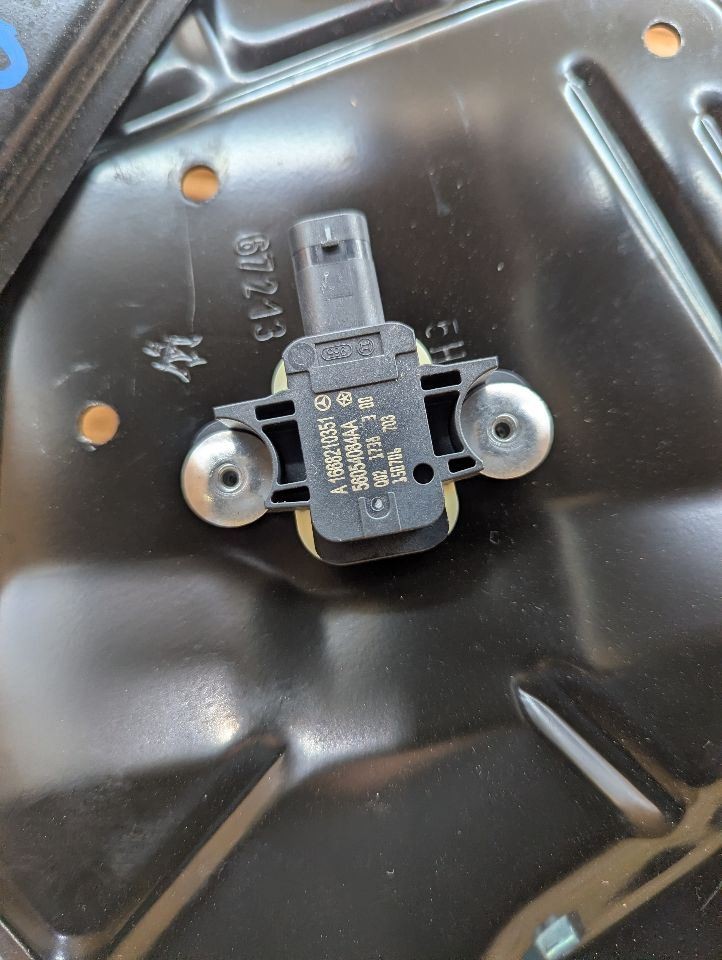 2014 - 2017 MASERATI GHIBLI FRONT PASSENGER DOOR REGULATOR 