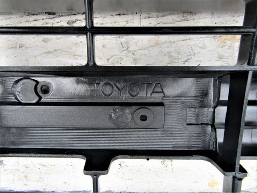 Toyota YN85 2WD Mod 1989 97 P/U UTE front radiator grille mask new Genuine - Picture 5 of 9