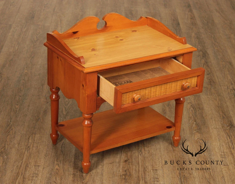 Mesita de noche Stanley Furniture de pino y mimbre Foto 3 de 4