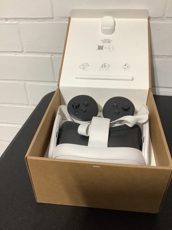 Meta Quest 3 128GB VR Headset - White Complete W Controllers Case