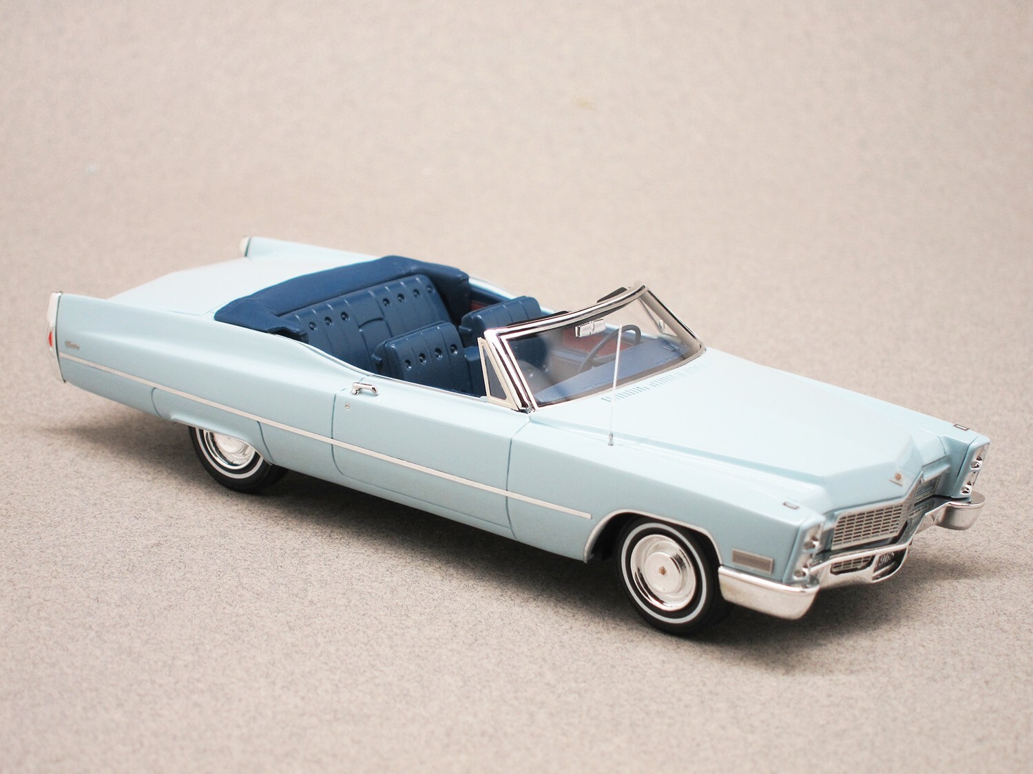 Cadillac DeVille 1968 miniature 1/43e GIM001A réplique de collection en résine beige