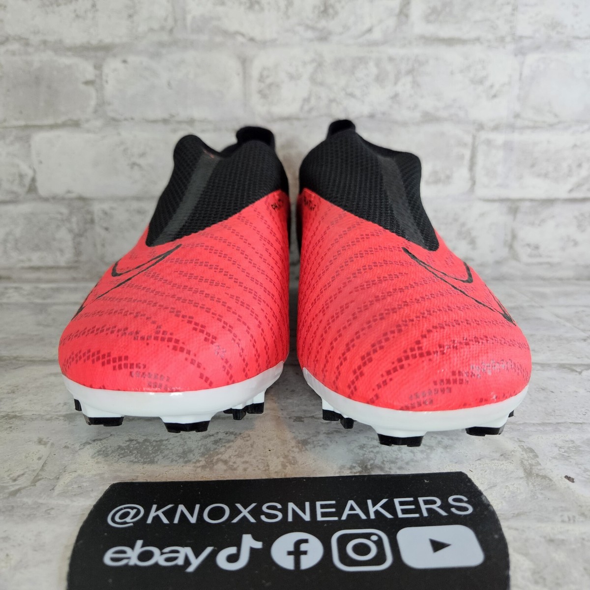 Nike Phantom レッド/ブラック FGシューズ25.5cm Nike Phantom レッド/ブラック FGシューズ25.5cm