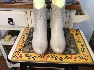 Very Volatile Women's Beige Synthetic Ankle Boots Size 8.5