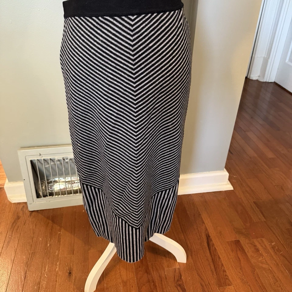 Falda lápiz Tahari suéter tejido midi elástico - negra y gris. Elástico. Mediano. Foto 2 de 4